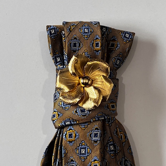 Up-cycled Woman Necktie With Vintage Gold Tone Domed Center Flower Brooch - Picture 7 of 15